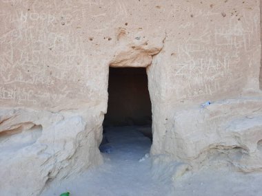 Medyen Şuayb 'ın dağlarına oyulmuş mağaraların çarpıcı gündüz görüntüsü. Medyen Şuayb, Suudi Arabistan 'ın kuzeybatısındaki Tabuk bölgesinde Al Bada Valiliği' nde yer alan bir arkeolojik ve turizm merkezidir..