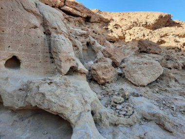 Medyen Şuayb 'ın tarihi kalıntılarını çevreleyen dağların güzel manzarası. Medyen Şuayb, Suudi Arabistan 'ın kuzeybatısındaki Tabuk bölgesindeki el-Kötü Valilikte yer alan bir arkeoloji ve turizm merkezidir..