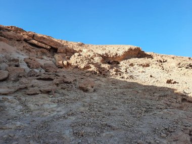 Medyen Şuayb 'ın tarihi kalıntılarını çevreleyen dağların güzel manzarası. Medyen Şuayb, Suudi Arabistan 'ın kuzeybatısındaki Tabuk bölgesindeki el-Kötü Valilikte yer alan bir arkeoloji ve turizm merkezidir..