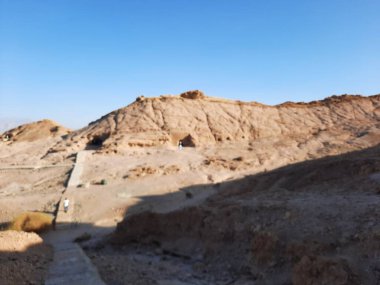 Medyen Şuayb 'ın tarihi kalıntılarını çevreleyen dağların güzel manzarası. Medyen Şuayb, Suudi Arabistan 'ın kuzeybatısındaki Tabuk bölgesindeki el-Kötü Valilikte yer alan bir arkeoloji ve turizm merkezidir..
