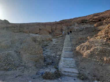 Medyen Şuayb 'ın tarihi kalıntılarını çevreleyen dağların güzel manzarası. Medyen Şuayb, Suudi Arabistan 'ın kuzeybatısındaki Tabuk bölgesindeki el-Kötü Valilikte yer alan bir arkeoloji ve turizm merkezidir..