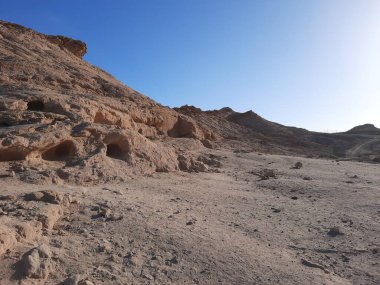 Medyen Şuayb 'ın tarihi kalıntılarını çevreleyen dağların güzel manzarası. Medyen Şuayb, Suudi Arabistan 'ın kuzeybatısındaki Tabuk bölgesindeki el-Kötü Valilikte yer alan bir arkeoloji ve turizm merkezidir..