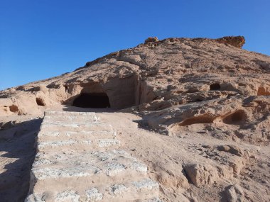 Medyen Şuayb 'ın dağlarına oyulmuş mağaraların çarpıcı gündüz görüntüsü. Medyen Şuayb, Suudi Arabistan 'ın kuzeybatısındaki Tabuk bölgesinde Al Bada Valiliği' nde yer alan bir arkeolojik ve turizm merkezidir..
