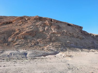 Medyen Şuayb 'ın tarihi kalıntılarını çevreleyen dağların güzel manzarası. Medyen Şuayb, Suudi Arabistan 'ın kuzeybatısındaki Tabuk bölgesindeki el-Kötü Valilikte yer alan bir arkeoloji ve turizm merkezidir..
