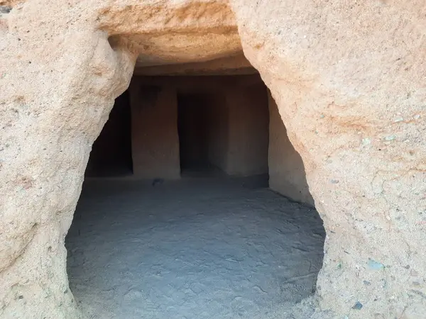 Medyen Şuayb 'ın dağlarına oyulmuş mağaraların çarpıcı gündüz görüntüsü. Medyen Şuayb, Suudi Arabistan 'ın kuzeybatısındaki Tabuk bölgesinde Al Bada Valiliği' nde yer alan bir arkeolojik ve turizm merkezidir..