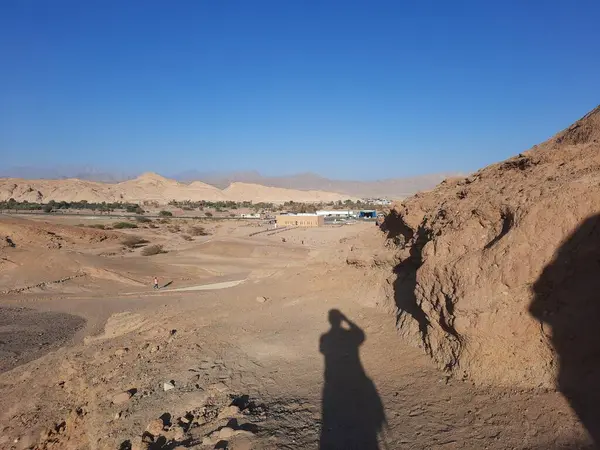 Medyen Şuayb 'ın tarihi kalıntılarını çevreleyen dağların güzel manzarası. Medyen Şuayb, Suudi Arabistan 'ın kuzeybatısındaki Tabuk bölgesindeki el-Kötü Valilikte yer alan bir arkeoloji ve turizm merkezidir..