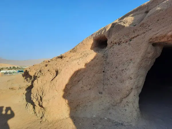 Medyen Şuayb 'ın dağlarına oyulmuş mağaraların çarpıcı gündüz görüntüsü. Medyen Şuayb, Suudi Arabistan 'ın kuzeybatısındaki Tabuk bölgesinde Al Bada Valiliği' nde yer alan bir arkeolojik ve turizm merkezidir..