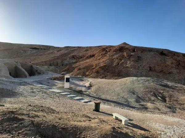 Medyen Şuayb 'ın tarihi kalıntılarını çevreleyen dağların güzel manzarası. Medyen Şuayb, Suudi Arabistan 'ın kuzeybatısındaki Tabuk bölgesindeki el-Kötü Valilikte yer alan bir arkeoloji ve turizm merkezidir..