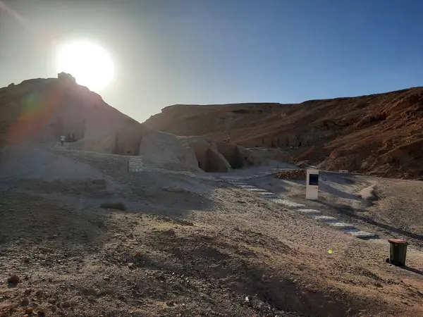Medyen Şuayb 'ın tarihi kalıntılarını çevreleyen dağların güzel manzarası. Medyen Şuayb, Suudi Arabistan 'ın kuzeybatısındaki Tabuk bölgesindeki el-Kötü Valilikte yer alan bir arkeoloji ve turizm merkezidir..