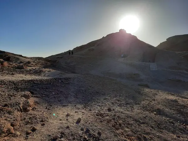 Medyen Şuayb 'ın tarihi kalıntılarını çevreleyen dağların güzel manzarası. Medyen Şuayb, Suudi Arabistan 'ın kuzeybatısındaki Tabuk bölgesindeki el-Kötü Valilikte yer alan bir arkeoloji ve turizm merkezidir..