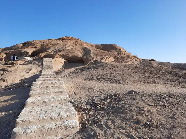 Medyen Şuayb 'ın tarihi kalıntılarını çevreleyen dağların güzel manzarası. Medyen Şuayb, Suudi Arabistan 'ın kuzeybatısındaki Tabuk bölgesindeki el-Kötü Valilikte yer alan bir arkeoloji ve turizm merkezidir..