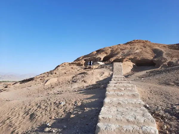 Medyen Şuayb 'ın tarihi kalıntılarını çevreleyen dağların güzel manzarası. Medyen Şuayb, Suudi Arabistan 'ın kuzeybatısındaki Tabuk bölgesindeki el-Kötü Valilikte yer alan bir arkeoloji ve turizm merkezidir..