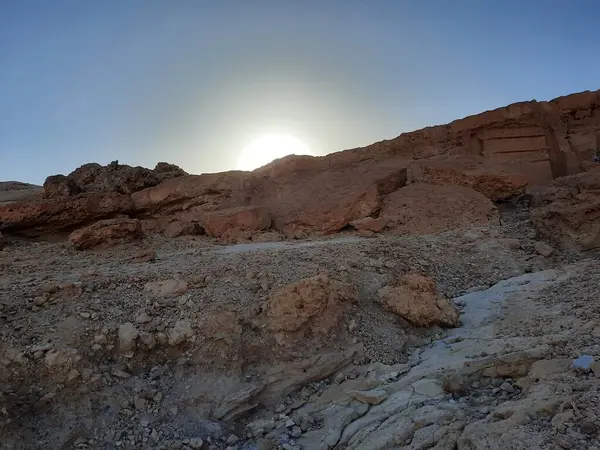 Medyen Şuayb 'ın tarihi kalıntılarını çevreleyen dağların güzel manzarası. Medyen Şuayb, Suudi Arabistan 'ın kuzeybatısındaki Tabuk bölgesindeki el-Kötü Valilikte yer alan bir arkeoloji ve turizm merkezidir..