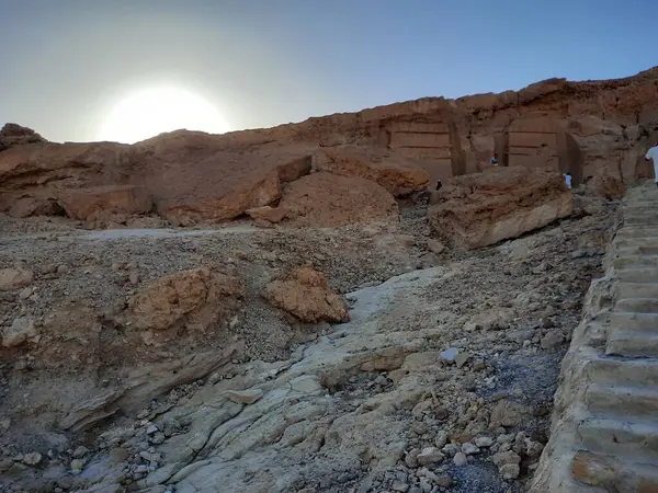 Medyen Şuayb 'ın tarihi kalıntılarını çevreleyen dağların güzel manzarası. Medyen Şuayb, Suudi Arabistan 'ın kuzeybatısındaki Tabuk bölgesindeki el-Kötü Valilikte yer alan bir arkeoloji ve turizm merkezidir..