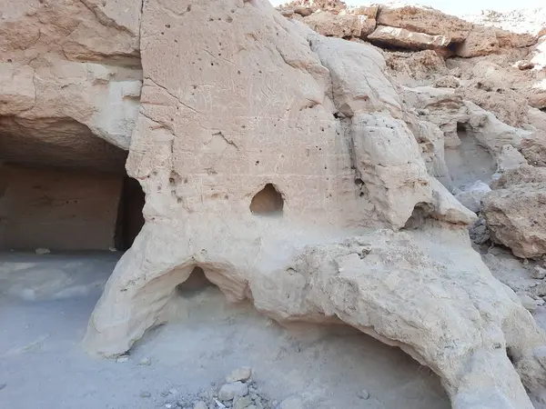 Medyen Şuayb 'ın dağlarına oyulmuş mağaraların çarpıcı gündüz görüntüsü. Medyen Şuayb, Suudi Arabistan 'ın kuzeybatısındaki Tabuk bölgesinde Al Bada Valiliği' nde yer alan bir arkeolojik ve turizm merkezidir..