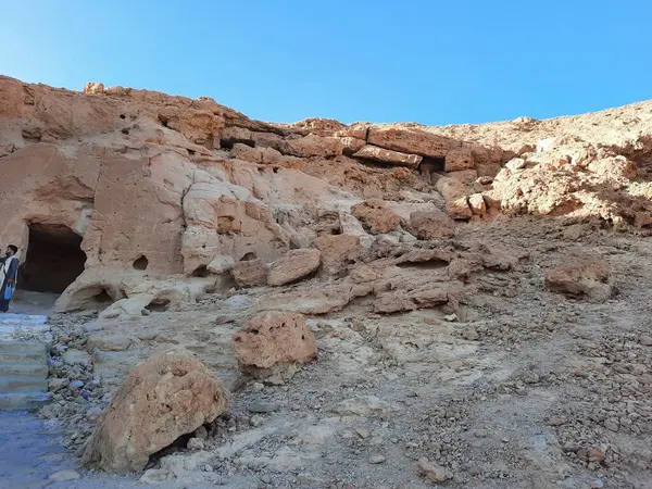 Medyen Şuayb 'ın tarihi kalıntılarını çevreleyen dağların güzel manzarası. Medyen Şuayb, Suudi Arabistan 'ın kuzeybatısındaki Tabuk bölgesindeki el-Kötü Valilikte yer alan bir arkeoloji ve turizm merkezidir..