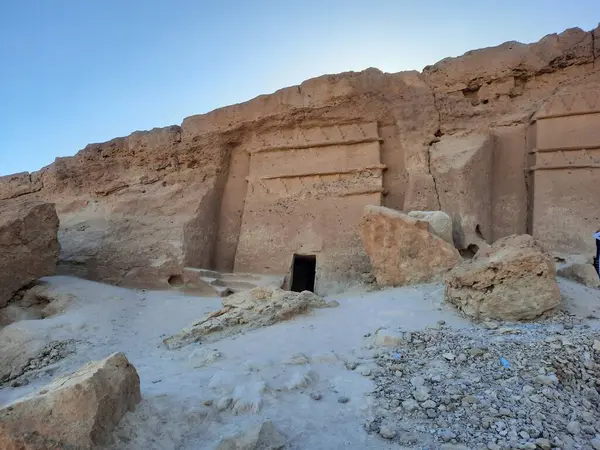 Medyen Şuayb 'ın dağlarına oyulmuş mağaraların çarpıcı gündüz görüntüsü. Medyen Şuayb, Suudi Arabistan 'ın kuzeybatısındaki Tabuk bölgesinde Al Bada Valiliği' nde yer alan bir arkeolojik ve turizm merkezidir..