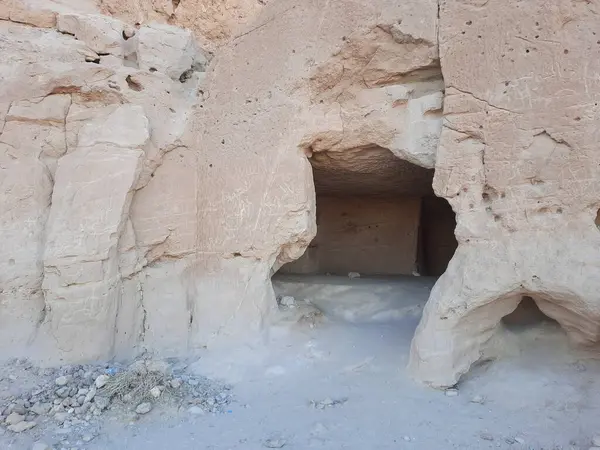 Medyen Şuayb 'ın dağlarına oyulmuş mağaraların çarpıcı gündüz görüntüsü. Medyen Şuayb, Suudi Arabistan 'ın kuzeybatısındaki Tabuk bölgesinde Al Bada Valiliği' nde yer alan bir arkeolojik ve turizm merkezidir..