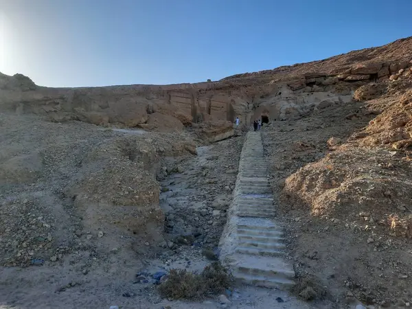 Medyen Şuayb 'ın tarihi kalıntılarını çevreleyen dağların güzel manzarası. Medyen Şuayb, Suudi Arabistan 'ın kuzeybatısındaki Tabuk bölgesindeki el-Kötü Valilikte yer alan bir arkeoloji ve turizm merkezidir..