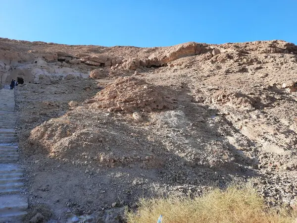 Medyen Şuayb 'ın tarihi kalıntılarını çevreleyen dağların güzel manzarası. Medyen Şuayb, Suudi Arabistan 'ın kuzeybatısındaki Tabuk bölgesindeki el-Kötü Valilikte yer alan bir arkeoloji ve turizm merkezidir..