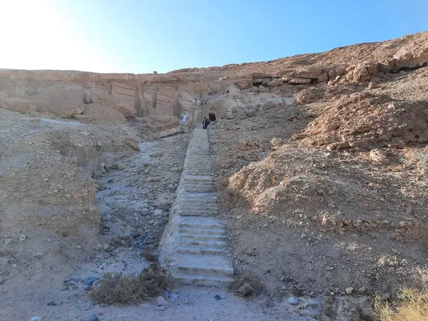 Medyen Şuayb 'ın tarihi kalıntılarını çevreleyen dağların güzel manzarası. Medyen Şuayb, Suudi Arabistan 'ın kuzeybatısındaki Tabuk bölgesindeki el-Kötü Valilikte yer alan bir arkeoloji ve turizm merkezidir..