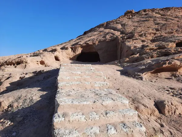 Medyen Şuayb 'ın tarihi kalıntılarını çevreleyen dağların güzel manzarası. Medyen Şuayb, Suudi Arabistan 'ın kuzeybatısındaki Tabuk bölgesindeki el-Kötü Valilikte yer alan bir arkeoloji ve turizm merkezidir..