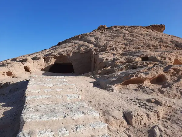 Medyen Şuayb 'ın dağlarına oyulmuş mağaraların çarpıcı gündüz görüntüsü. Medyen Şuayb, Suudi Arabistan 'ın kuzeybatısındaki Tabuk bölgesinde Al Bada Valiliği' nde yer alan bir arkeolojik ve turizm merkezidir..