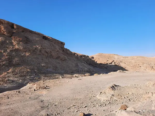 Medyen Şuayb 'ın tarihi kalıntılarını çevreleyen dağların güzel manzarası. Medyen Şuayb, Suudi Arabistan 'ın kuzeybatısındaki Tabuk bölgesindeki el-Kötü Valilikte yer alan bir arkeoloji ve turizm merkezidir..