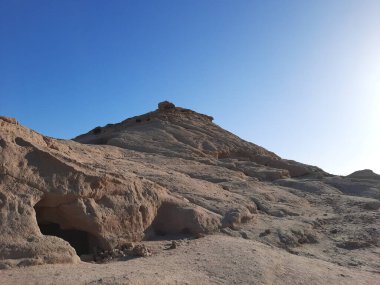 Medyen Şuayb 'ın tarihi kalıntılarını çevreleyen dağların güzel manzarası. Medyen Şuayb, Suudi Arabistan 'ın kuzeybatısındaki Tabuk bölgesindeki el-Kötü Valilikte yer alan bir arkeoloji ve turizm merkezidir..