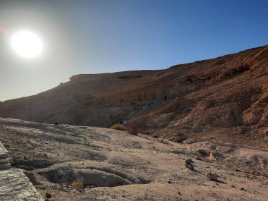 Medyen Şuayb 'ın tarihi kalıntılarını çevreleyen dağların güzel manzarası. Medyen Şuayb, Suudi Arabistan 'ın kuzeybatısındaki Tabuk bölgesindeki el-Kötü Valilikte yer alan bir arkeoloji ve turizm merkezidir..