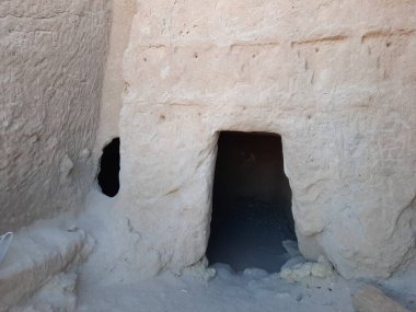 Medyen Şuayb 'ın dağlarına oyulmuş mağaraların çarpıcı gündüz görüntüsü. Medyen Şuayb, Suudi Arabistan 'ın kuzeybatısındaki Tabuk bölgesinde Al Bada Valiliği' nde yer alan bir arkeolojik ve turizm merkezidir..