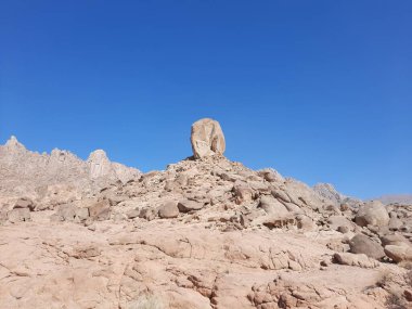Al Bada, Tabuk 'taki Split Rock of Horeb çevresindeki dağların çarpıcı gündüz görüntüsü. Split Horeb Kayası, batıda Tabuk bölgesinde Al Bada yakınlarında bulunan Jabal Al Lawz üssünde yer almaktadır..