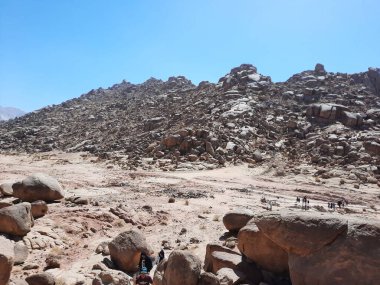  Al Bada, Tabuk 'taki Split Rock of Horeb çevresindeki dağların çarpıcı gündüz görüntüsü. Split Horeb Kayası, batıda Tabuk bölgesinde Al Bada yakınlarında bulunan Jabal Al Lawz üssünde yer almaktadır..