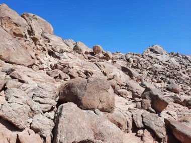  Al Bada, Tabuk 'taki Split Rock of Horeb çevresindeki dağların çarpıcı gündüz görüntüsü. Split Horeb Kayası, batıda Tabuk bölgesinde Al Bada yakınlarında bulunan Jabal Al Lawz üssünde yer almaktadır..