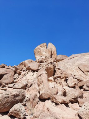  Al Bada, Tabuk 'taki Split Rock of Horeb çevresindeki dağların çarpıcı gündüz görüntüsü. Split Horeb Kayası, batıda Tabuk bölgesinde Al Bada yakınlarında bulunan Jabal Al Lawz üssünde yer almaktadır..