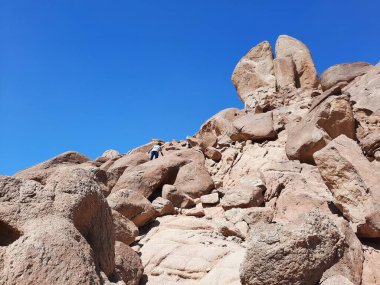  Al Bada, Tabuk 'taki Split Rock of Horeb çevresindeki dağların çarpıcı gündüz görüntüsü. Split Horeb Kayası, batıda Tabuk bölgesinde Al Bada yakınlarında bulunan Jabal Al Lawz üssünde yer almaktadır..
