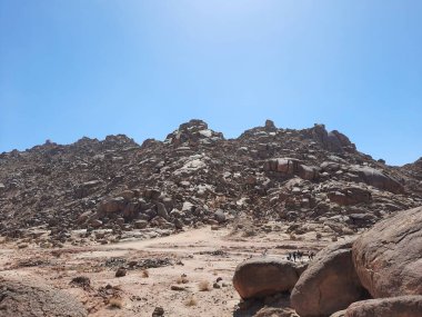  Al Bada, Tabuk 'taki Split Rock of Horeb çevresindeki dağların çarpıcı gündüz görüntüsü. Split Horeb Kayası, batıda Tabuk bölgesinde Al Bada yakınlarında bulunan Jabal Al Lawz üssünde yer almaktadır..