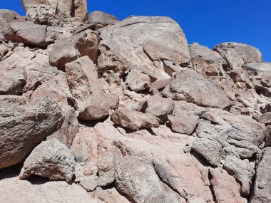  Al Bada, Tabuk 'taki Split Rock of Horeb çevresindeki dağların çarpıcı gündüz görüntüsü. Split Horeb Kayası, batıda Tabuk bölgesinde Al Bada yakınlarında bulunan Jabal Al Lawz üssünde yer almaktadır..