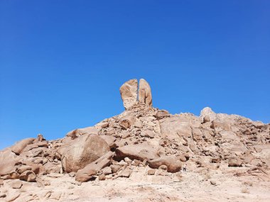  Al Bada, Tabuk 'taki Split Rock of Horeb çevresindeki dağların çarpıcı gündüz görüntüsü. Split Horeb Kayası, batıda Tabuk bölgesinde Al Bada yakınlarında bulunan Jabal Al Lawz üssünde yer almaktadır..