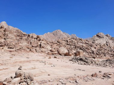  Al Bada, Tabuk 'taki Split Rock of Horeb çevresindeki dağların çarpıcı gündüz görüntüsü. Split Horeb Kayası, batıda Tabuk bölgesinde Al Bada yakınlarında bulunan Jabal Al Lawz üssünde yer almaktadır..