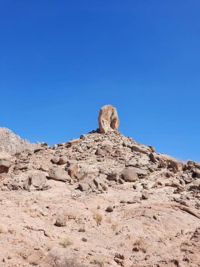  Al Bada, Tabuk 'taki Split Rock of Horeb çevresindeki dağların çarpıcı gündüz görüntüsü. Split Horeb Kayası, batıda Tabuk bölgesinde Al Bada yakınlarında bulunan Jabal Al Lawz üssünde yer almaktadır..