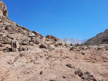  Al Bada, Tabuk 'taki Split Rock of Horeb çevresindeki dağların çarpıcı gündüz görüntüsü. Split Horeb Kayası, batıda Tabuk bölgesinde Al Bada yakınlarında bulunan Jabal Al Lawz üssünde yer almaktadır..