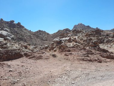  Al Bada, Tabuk 'taki Split Rock of Horeb çevresindeki dağların çarpıcı gündüz görüntüsü. Split Horeb Kayası, batıda Tabuk bölgesinde Al Bada yakınlarında bulunan Jabal Al Lawz üssünde yer almaktadır..