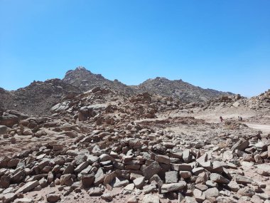 Al Bada, Tabuk 'taki Split Rock of Horeb çevresindeki dağların çarpıcı gündüz görüntüsü. Split Horeb Kayası, batıda Tabuk bölgesinde Al Bada yakınlarında bulunan Jabal Al Lawz üssünde yer almaktadır..