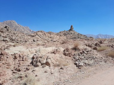  Al Bada, Tabuk 'taki Split Rock of Horeb çevresindeki dağların çarpıcı gündüz görüntüsü. Split Horeb Kayası, batıda Tabuk bölgesinde Al Bada yakınlarında bulunan Jabal Al Lawz üssünde yer almaktadır..