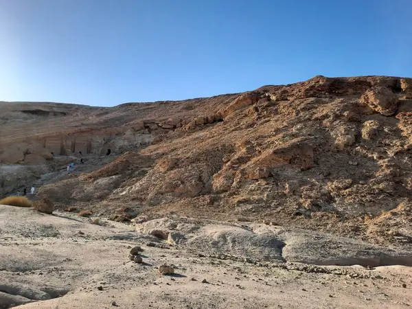 Medyen Şuayb 'ın tarihi kalıntılarını çevreleyen dağların güzel manzarası. Medyen Şuayb, Suudi Arabistan 'ın kuzeybatısındaki Tabuk bölgesindeki el-Kötü Valilikte yer alan bir arkeoloji ve turizm merkezidir..