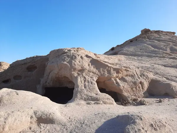 Medyen Şuayb 'ın mağaralarının gündüz görüşü çok güzel. Medyen Şuayb, Suudi Arabistan 'ın kuzeybatısındaki Tabuk bölgesinde Al Bada Valiliği' nde yer alan bir arkeolojik ve turizm merkezidir..