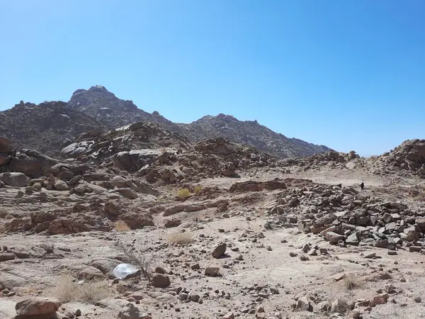 Al Bada, Tabuk 'taki Split Rock of Horeb çevresindeki dağların çarpıcı gündüz görüntüsü. Split Horeb Kayası, batıda Tabuk bölgesinde Al Bada yakınlarında bulunan Jabal Al Lawz üssünde yer almaktadır..