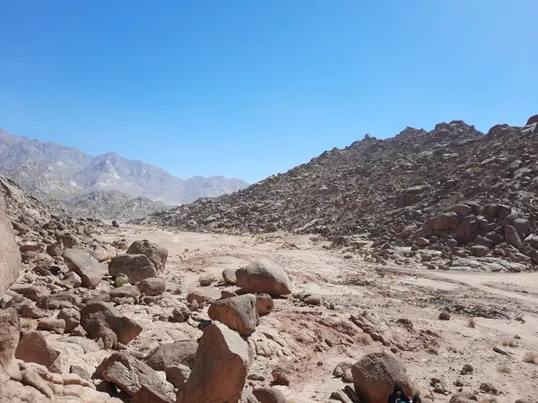  Al Bada, Tabuk 'taki Split Rock of Horeb çevresindeki dağların çarpıcı gündüz görüntüsü. Split Horeb Kayası, batıda Tabuk bölgesinde Al Bada yakınlarında bulunan Jabal Al Lawz üssünde yer almaktadır..
