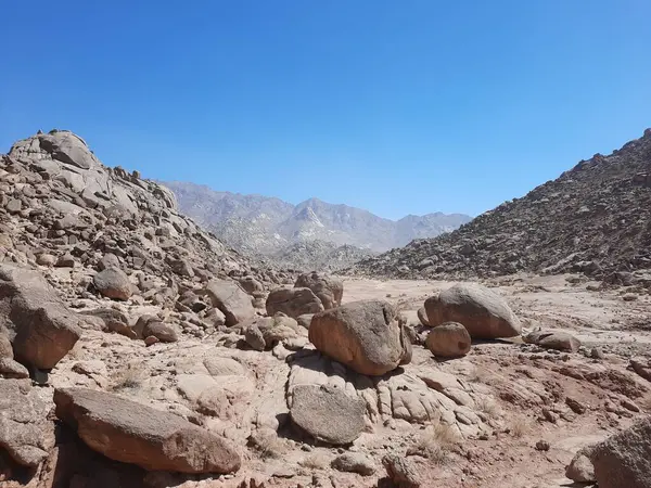  Al Bada, Tabuk 'taki Split Rock of Horeb çevresindeki dağların çarpıcı gündüz görüntüsü. Split Horeb Kayası, batıda Tabuk bölgesinde Al Bada yakınlarında bulunan Jabal Al Lawz üssünde yer almaktadır..